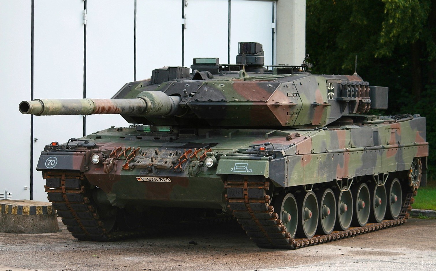 Foto: Leopard 2 Panzer der Bundeswehr / Archivbild / Kampfpanzer Leopard 2 A6 ( Bundeswehr) by Combat-Camera-Europe is marked with Public Domain Mark 1.0. To view the terms, visit https://creativecommons.org/publicdomain/mark/1.0//?ref=openverse.