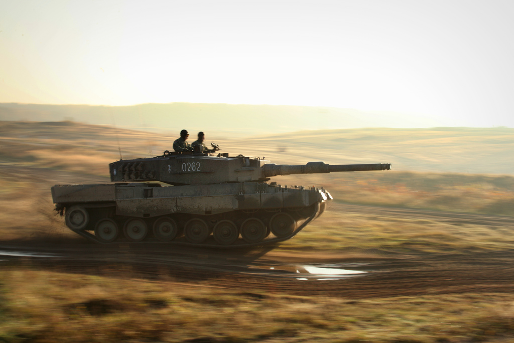 Leopard 2 / Archivbild / Polish Leopard II moving towards defence line by U.S. Army Europe is marked with Public Domain Mark 1.0. https://tinyurl.com/y48fks4u