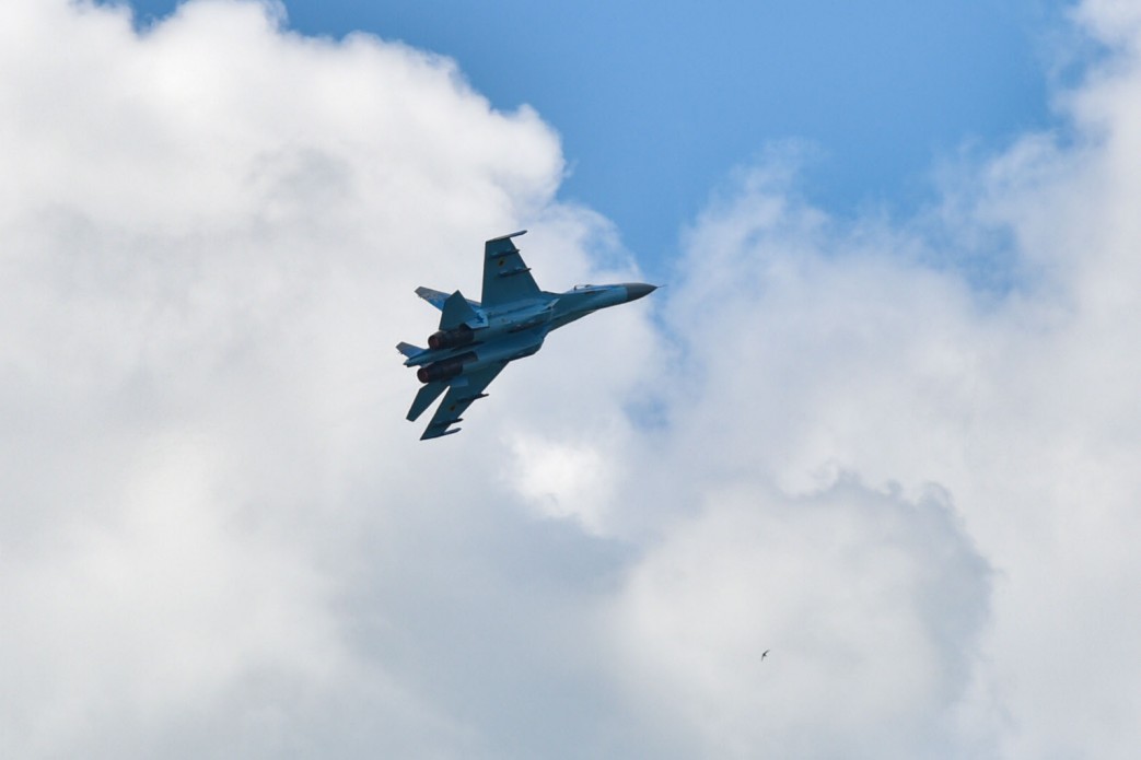 Su-27 / Archivbild / File:Poroshenko Chuhuiv air base Su-27 Ukraine Air Forces.jpg by Unknown author is licensed under CC BY-SA 4.0. https://creativecommons.org/licenses/by-sa/4.0