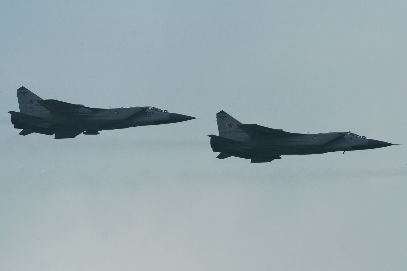 MiG-31 / Archivbild / Mikoyan MiG-31 Foxhound formation - Zhukovsky 2012 by VISIT YOUR LOCAL AIR MUSEUM (HawkeyeUK) is licensed under CC BY-SA 2.0. https://creativecommons.org/licenses/