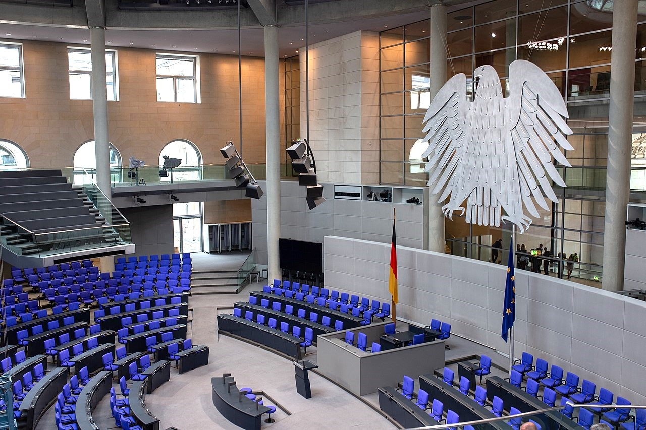 // Plenarsaal des Bundestags / Archivbild zur Illustration (edited) / Plenarsaal Reichstag 1 by Vincent Eisfeld is licensed under CC BY-SA 3.0. https://creativecommons.org/licenses/by-sa/3.0/