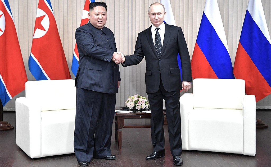 Kim Jong-un und Wladimir Putin / Archivbild / Kim Jong-un and Vladimir Putin (2019-04-25) 06 by The Presidential Press and Information Office is licensed under CC BY 4.0.