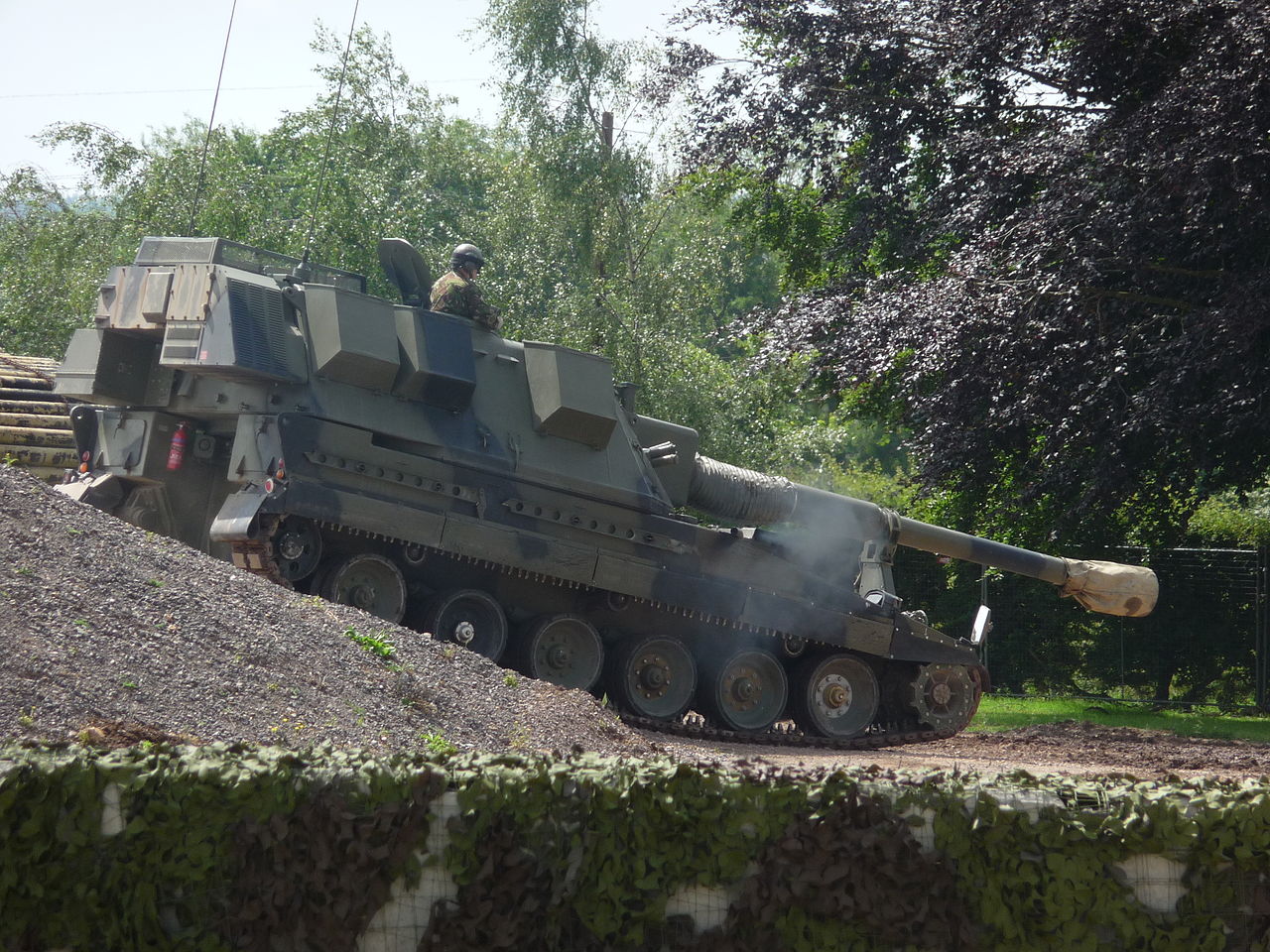 AS90-Geschütz / Archivbild / File:AS90 Self Propelled Gun (3666169390).jpg by Simon Q from United Kingdom is licensed under CC BY 2.0. https://creativecommons.org/licenses/