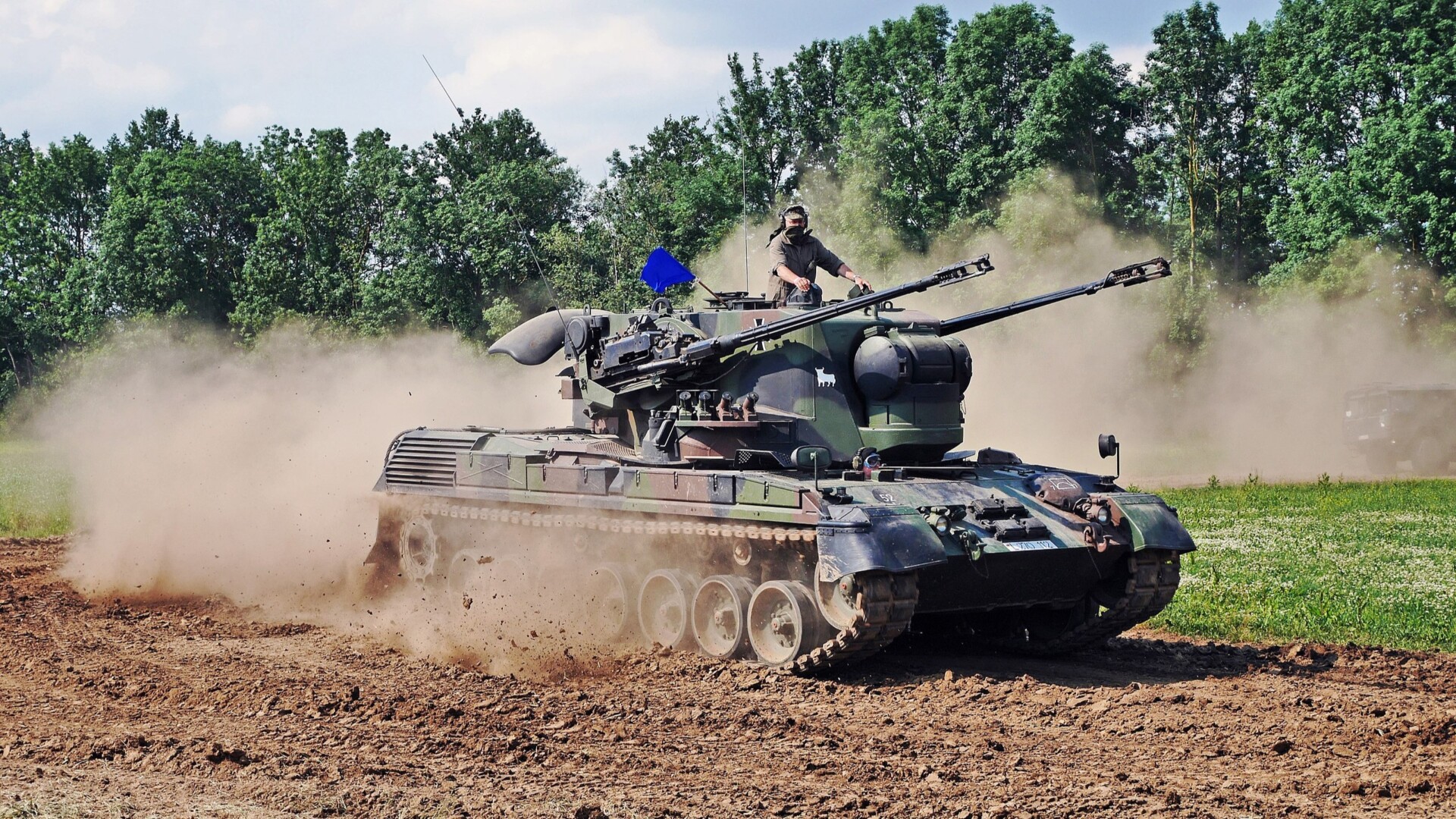 // Flugabwehrkanonenpanzer Gepard / Archivbild (cropped)  by Rainer Lippert is licensed under CC BY-SA 4.0. https://creativecommons.org/licenses/by-sa/4.0/