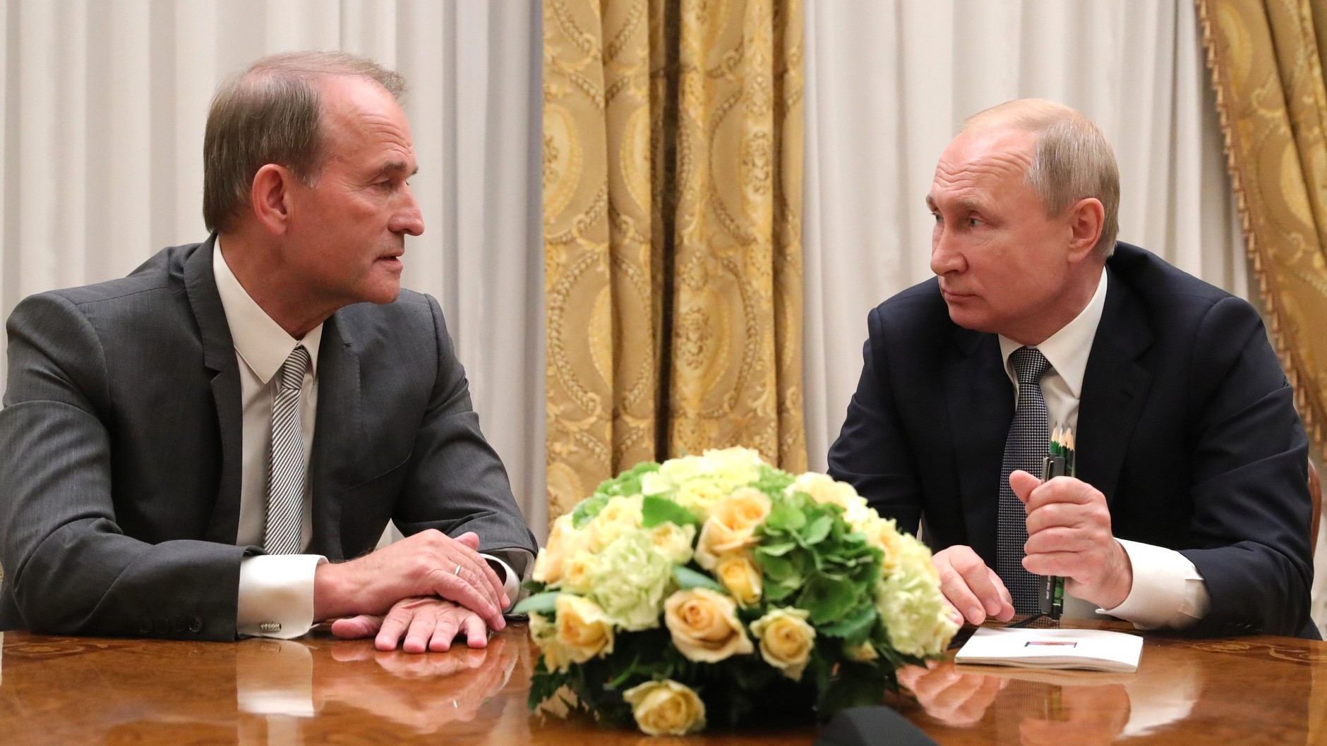 [Vladimir Putin and Viktor Medvedchuk (2019-07-18)] / Archivbild (cropped) / by Russian Presidential Press and Information Office / CC BY 4.0 / https://creativecommons.org/licenses/by/4.0/]