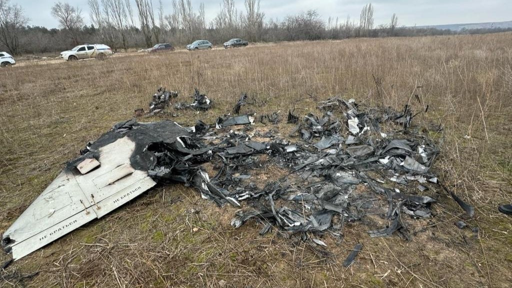 // Zerstörte Shahed-Drohne / Archivbild (cropped) / Remains of Shahed drone in Mykolaiv Oblast, 2024-02-01 (01) by National Police of Ukraine is licensed under CC BY 4.0.