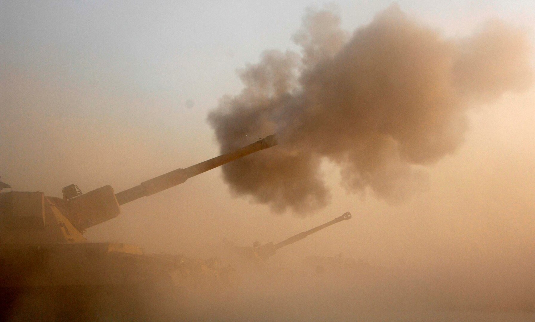 AS90-Geschütze / Archivbild / By US Army, Pfc. Rhonda Roth-Cameron / British Soldiers Calibrate Artillery by DVIDSHUB is licensed under CC BY 2.0. https://creativecommons.org/licenses/