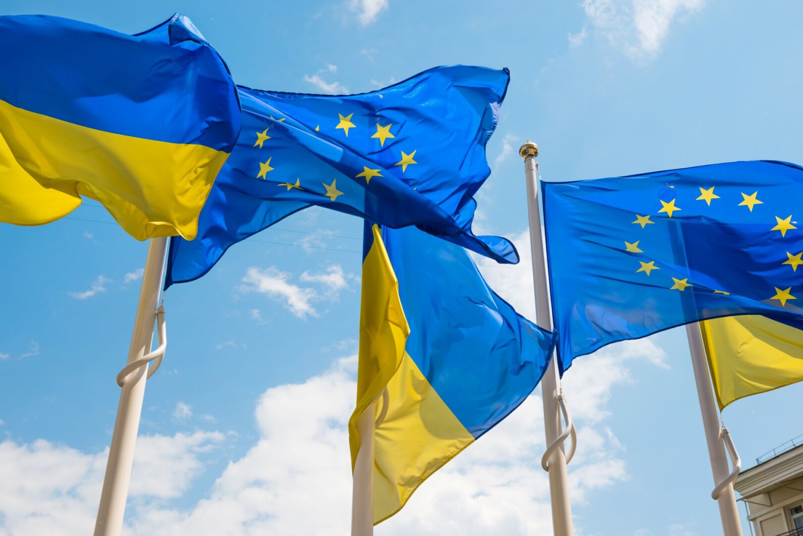 // Flaggen der EU und Ukraine / Von Pavlo Vakhrushev / stock.adobe.com