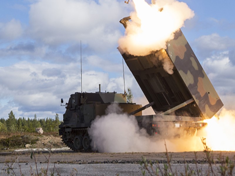 M270 MLRS / Archivbild zur Illustration (cropped/resized) / Italian Army - 5th Field Artillery Regiment 'Superga' M270 MLRS firing a missile during an exercise in Sweden by Italian Army is licensed under CC BY 2.5. https://creativecommons.org/licenses/by/2.5/