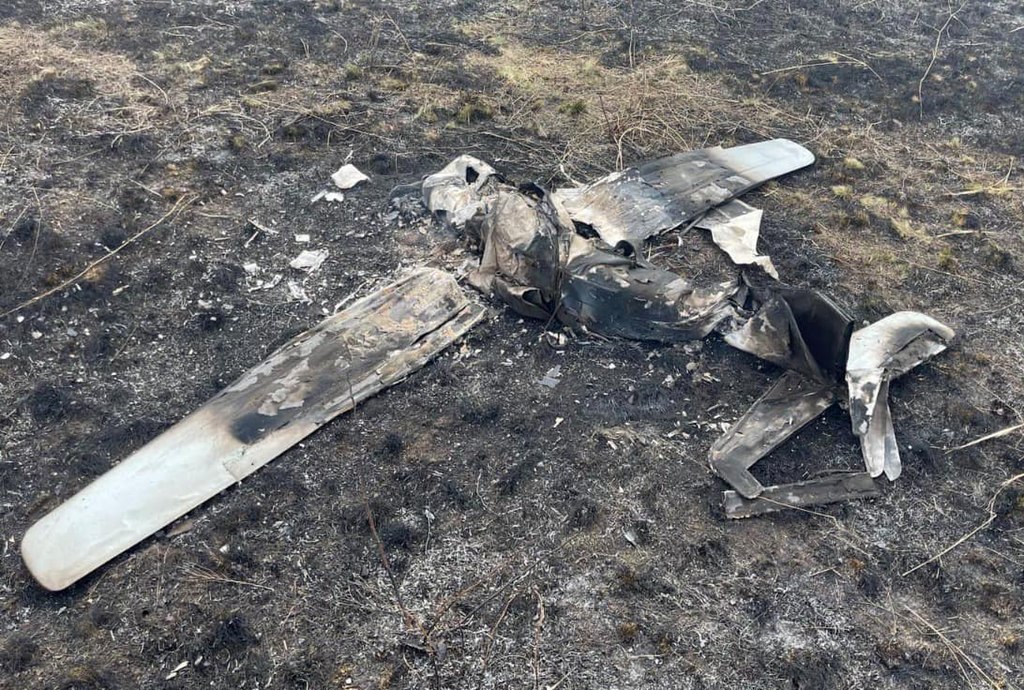 Abgeschossene russische Drohne / Archivbild / Russian drone shot over Donetsk Oblast (5 April 2022) 01 by State Border Guard Service of Ukraine is licensed under CC BY 4.0.