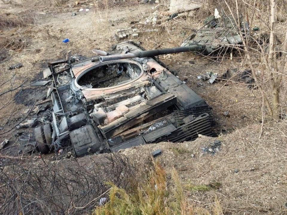 Zerstörter russischer Panzer / Archivbild / Destruction of Russian tanks by Ukrainian troops in Mariupol (1) by Міністерство внутрішніх справ України is licensed under CC BY 4.0. https://tinyurl.com/4enusbkw