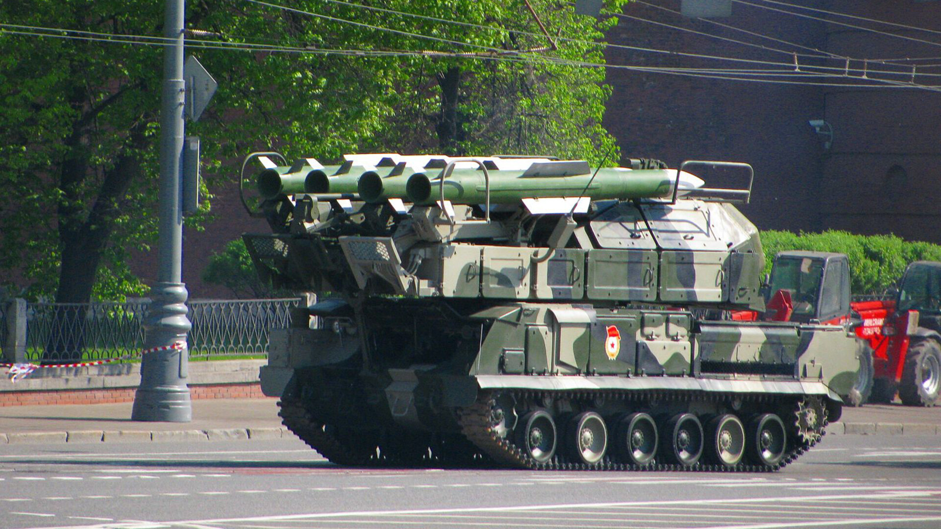 // Foto: 9K37 Buk at the Moscow Victory Parade 2010 (Archivbild) // File:9K37 Buk at the Moscow Victory Parade 2010.JPG by snizovtsev is licensed under CC BY 3.0. To view a copy of this license, visit https://creativecommons.org/licenses/by/3.0/?