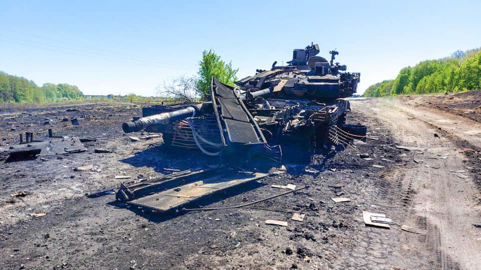 [Foto: Destroyed T-90M of Russian Army 2 by АрміяInform / under CC BY 4.0 / https://creativecommons.org/licenses/by/4.0/]