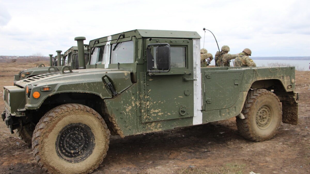 [Humvee bei einer Übung / UA Navy Humvees 02 / Archivbild (cropped) /  by АрміяInform/ CC BY 4.0 / https://creativecommons.org/licenses/by/4.0/]