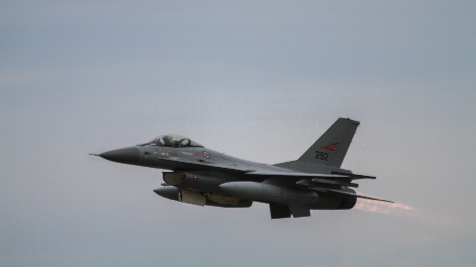 // F-16 / Archivbild (cropped)/ Norwegian Air Force F-16 by AleGranholm is licensed under CC BY 2.0. https://creativecommons.org/licenses/by/2.0/