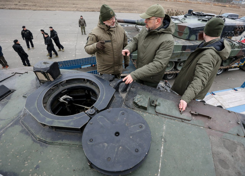 Denis Shmyhal bei der Auslieferung polnischer Leopard-2 an die Ukraine / Archivbild / Денис Шмигаль та Матеуш Моравецький зустріли в Україні перші танки Leopard 2, надані Польщею 07 by Cabinet of Ministers of Ukraine is licensed under CC BY 4.0. https://creativecommons.org/licenses/by/4.0