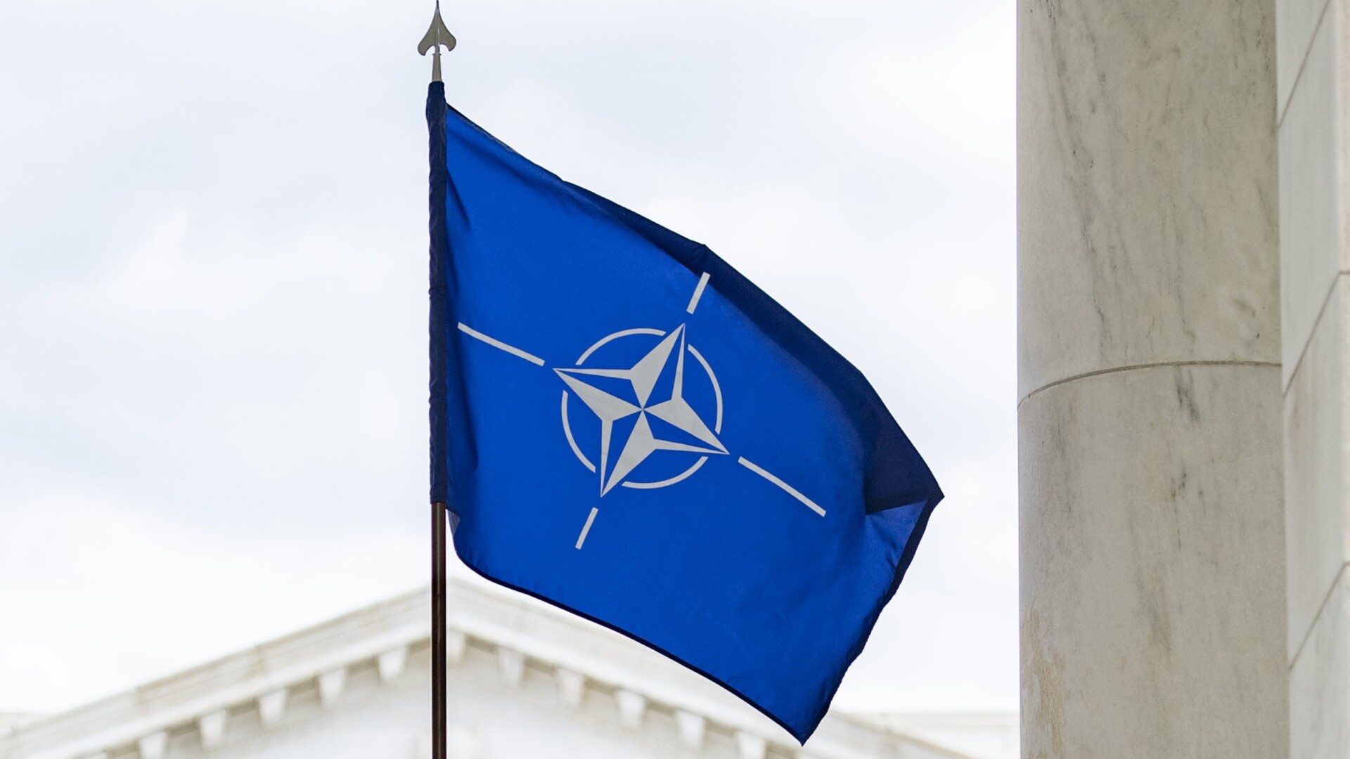 [NATO-Flagge / Archivbild (cropped) / by Arlington National Cemetery is marked with Public Domain Mark 1.0.]