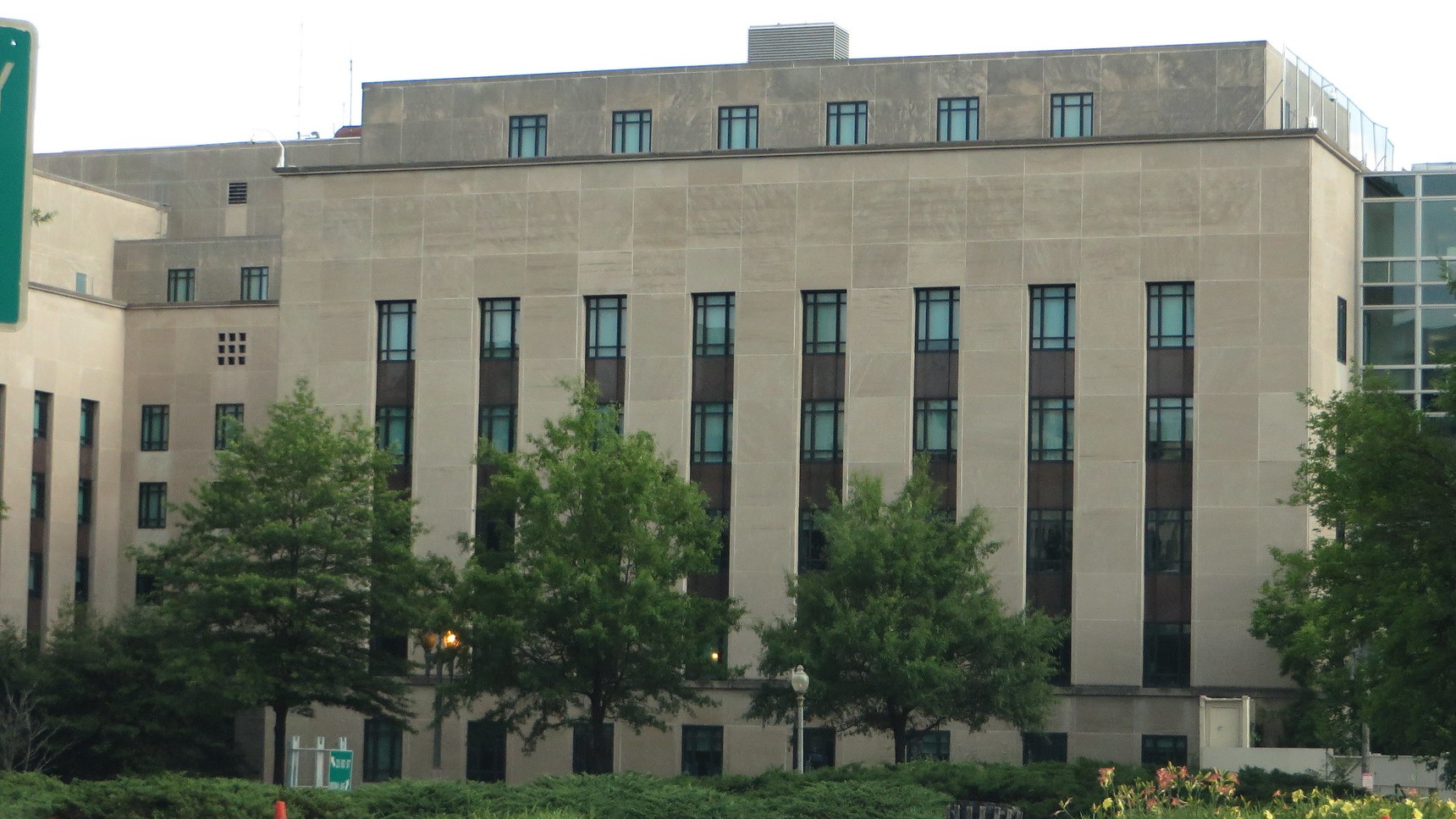 {Harry S. Truman Building, United States Department of State, Washington, D.C. / Archivbild (cropped) / by Ken Lund / CC BY-SA 2.0]