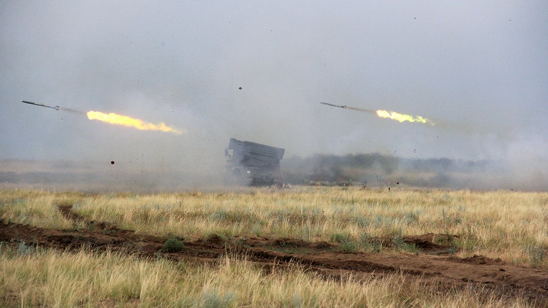 // Russische Raketenwerfer bei einer Übung / Archivbild zur Illustration (cropped)/ ArtilleryExercise2018-06 by Ministry of Defence of the Russian Federation is licensed under CC BY 4.0.