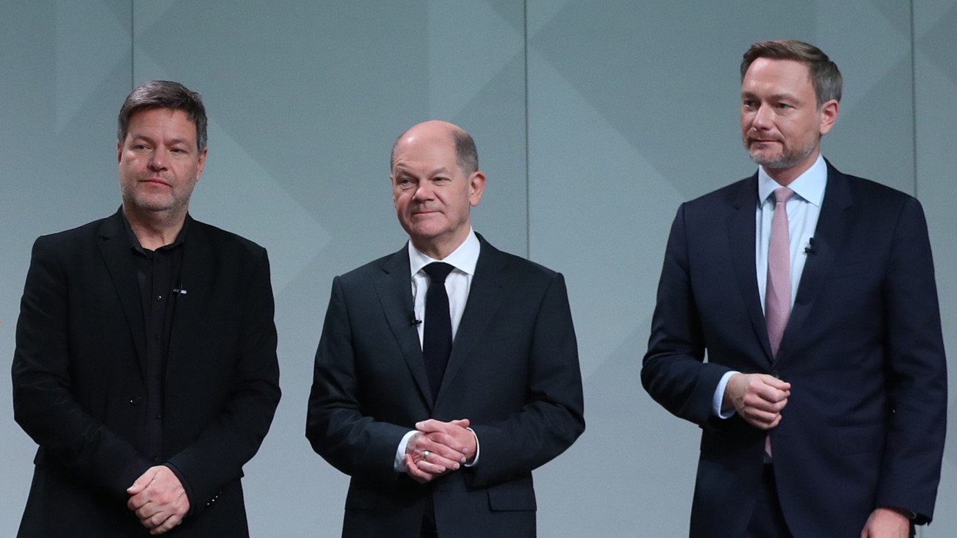 // Robert Habeck, Olaf Scholz und Christian Lindner  / Archivbild (cropped) / 2021-12-07 Unterzeichnung des Koalitionsvertrages der 20. Wahlperiode des Bundestages by Sandro Halank–086 by Sandro Halank, Wikimedia Commons is licensed under CC BY-SA 4.0. https://creativecommons.org/licenses/by-sa/4.0/