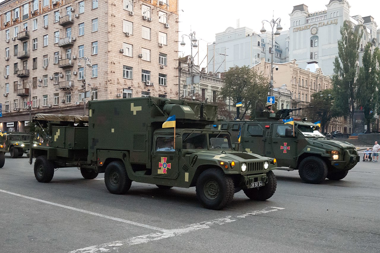 // AN-TPQ-36 Radar bei einer Parade in Kiew / Archivbild zur Illustration / Humvee AN-TPQ-36 and Spartan, Kyiv 2018, 21 by VoidWanderer is licensed under CC BY-SA 4.0. https://creativecommons.org/licenses/by-sa/4.0/