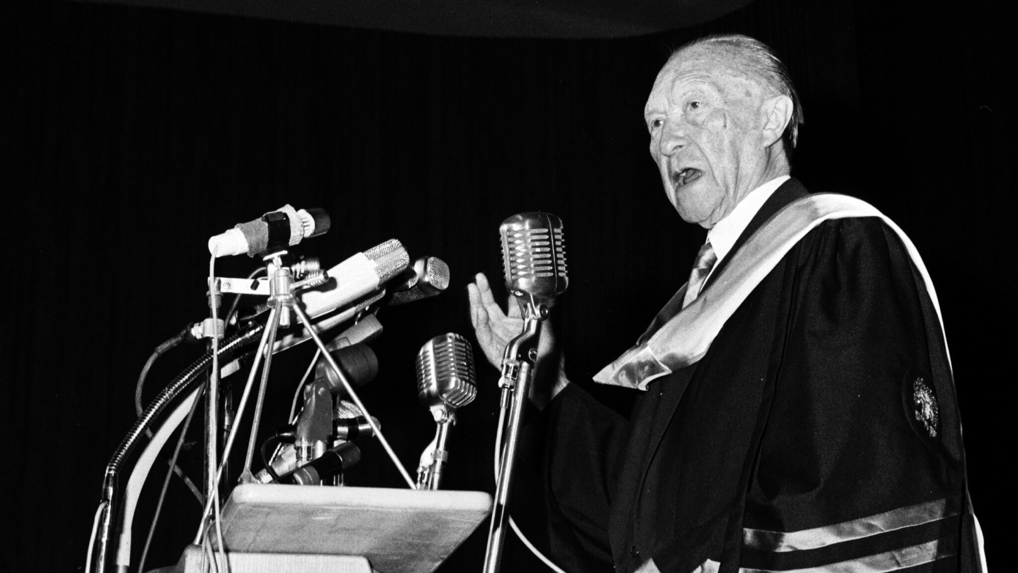 Adenauer erfand die Sojawurst / Archivbild (cropped) / Dan Hadani, CC BY 4.0 , https://upload.wikimedia.org/wikipedia/commons/3/3b/Konrad_Adenauer_during_his_visit_to_Israel%2C_1966.jpg