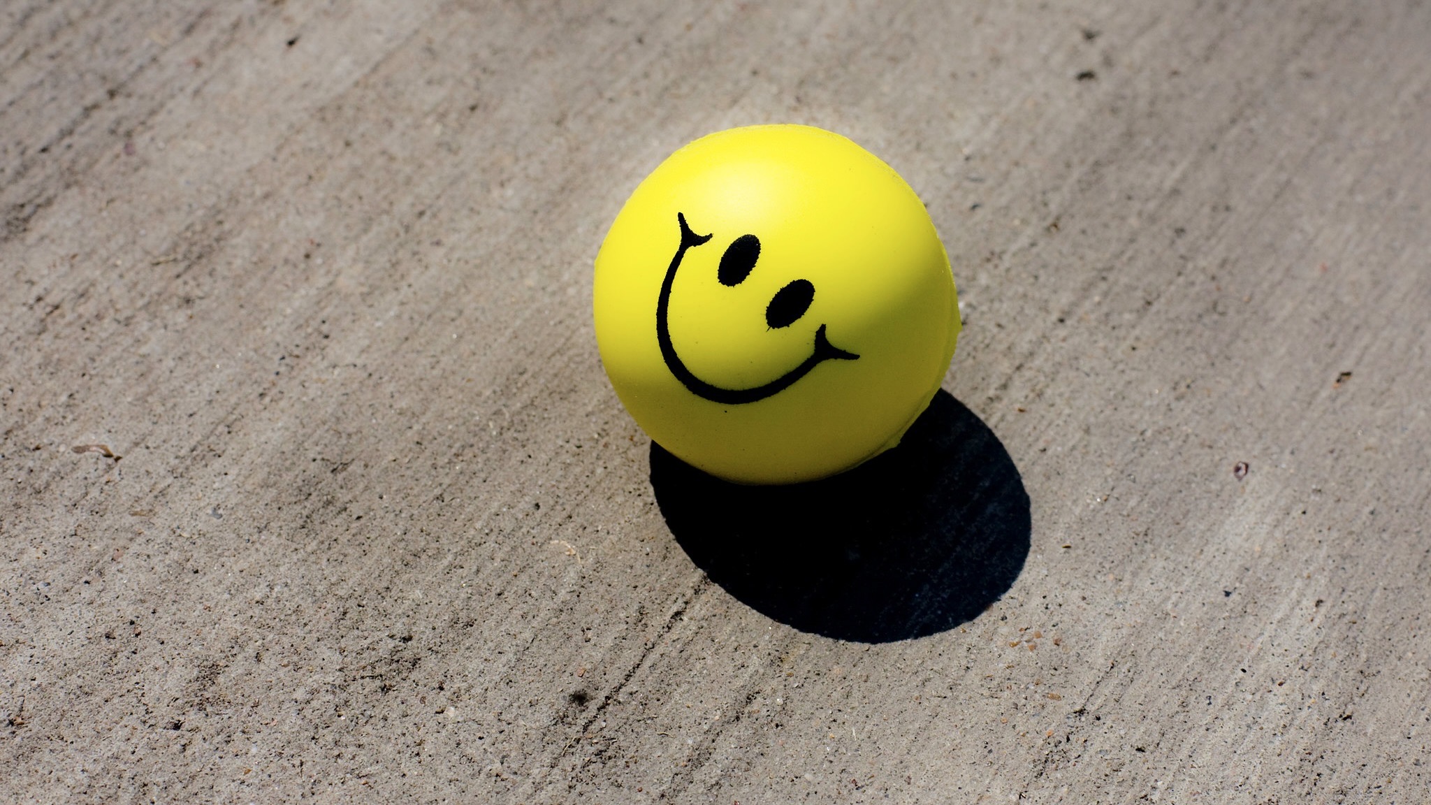 Cherophobie Angst vor Glück / Symbolbild (cropped) / smiley face stress ball by jetheriot is licensed under CC BY 2.0. https://creativecommons.org/licenses/by/2.0