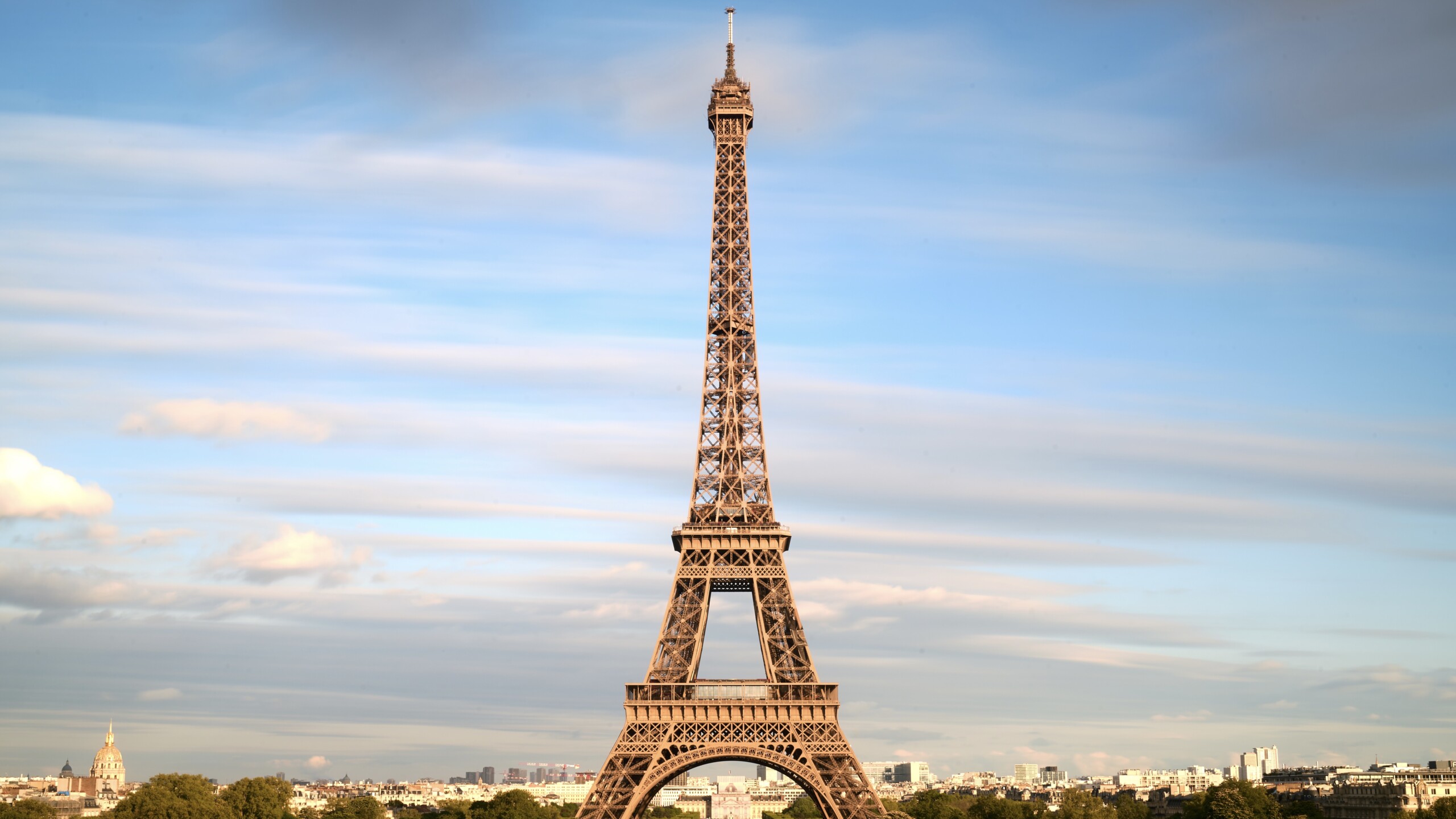 Eiffelturm schrumpft bei Kälte / Symbolbild (cropped) /  Eiffel Tower by szeke is licensed under CC BY-SA 2.0. https://creativecommons.org/licenses/by-sa/2.0