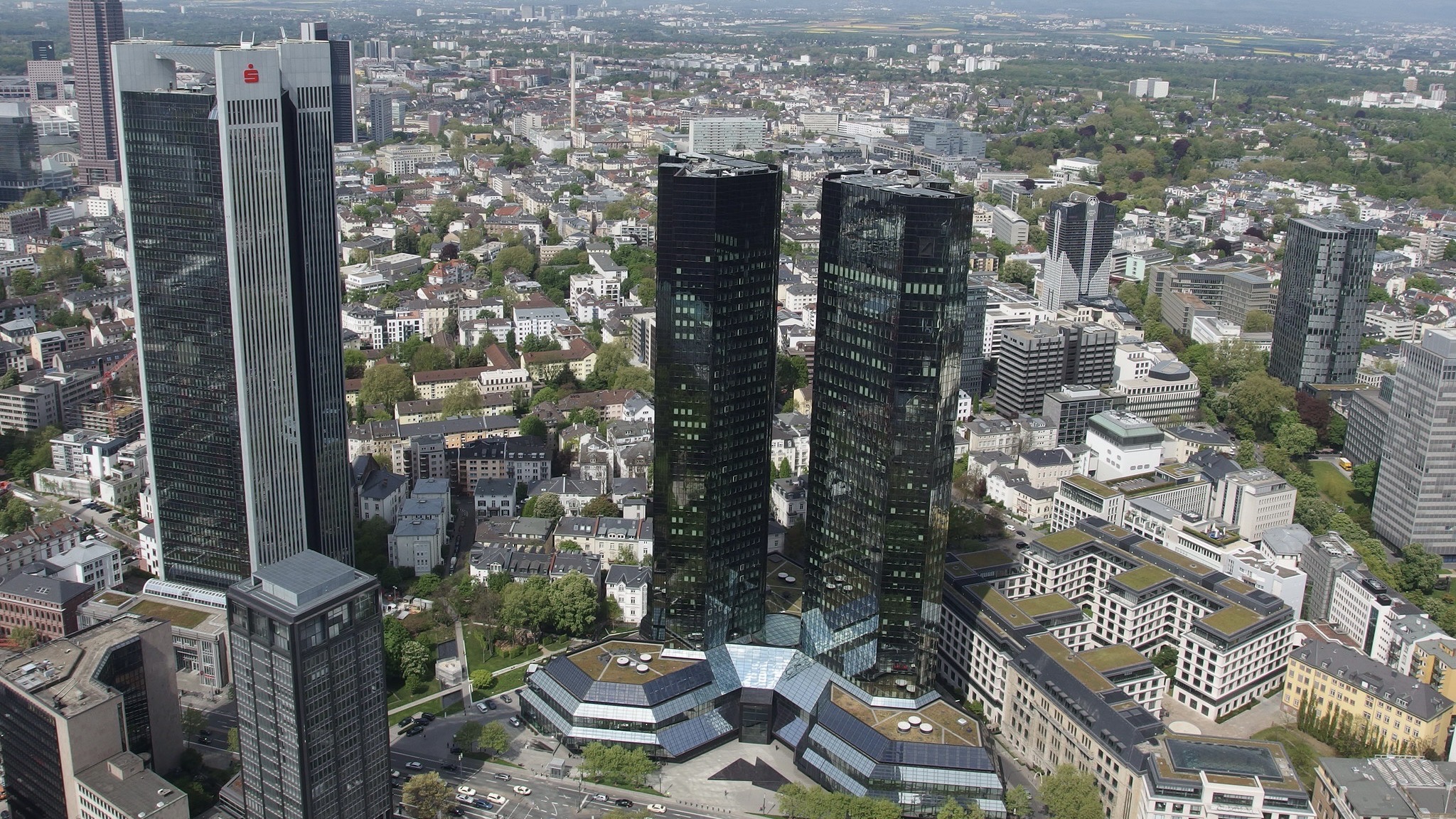 Frankfurt / Archivbild (cropped) /  Main Tower Observation Deck @ Financial District @ Frankfurt by *_* is licensed under CC BY 2.0. https://creativecommons.org/licenses/by/2.0