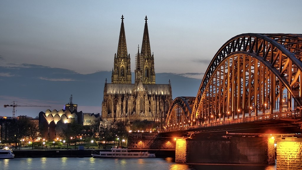 Kölner Dom / Archivbild (cropped) / © Raimond Spekking / CC BY-SA 4.0 (via Wikimedia Commons), Kölner Dom und Hohenzollernbrücke Abenddämmerung (9706 7 8),  CC BY-SA 4.0