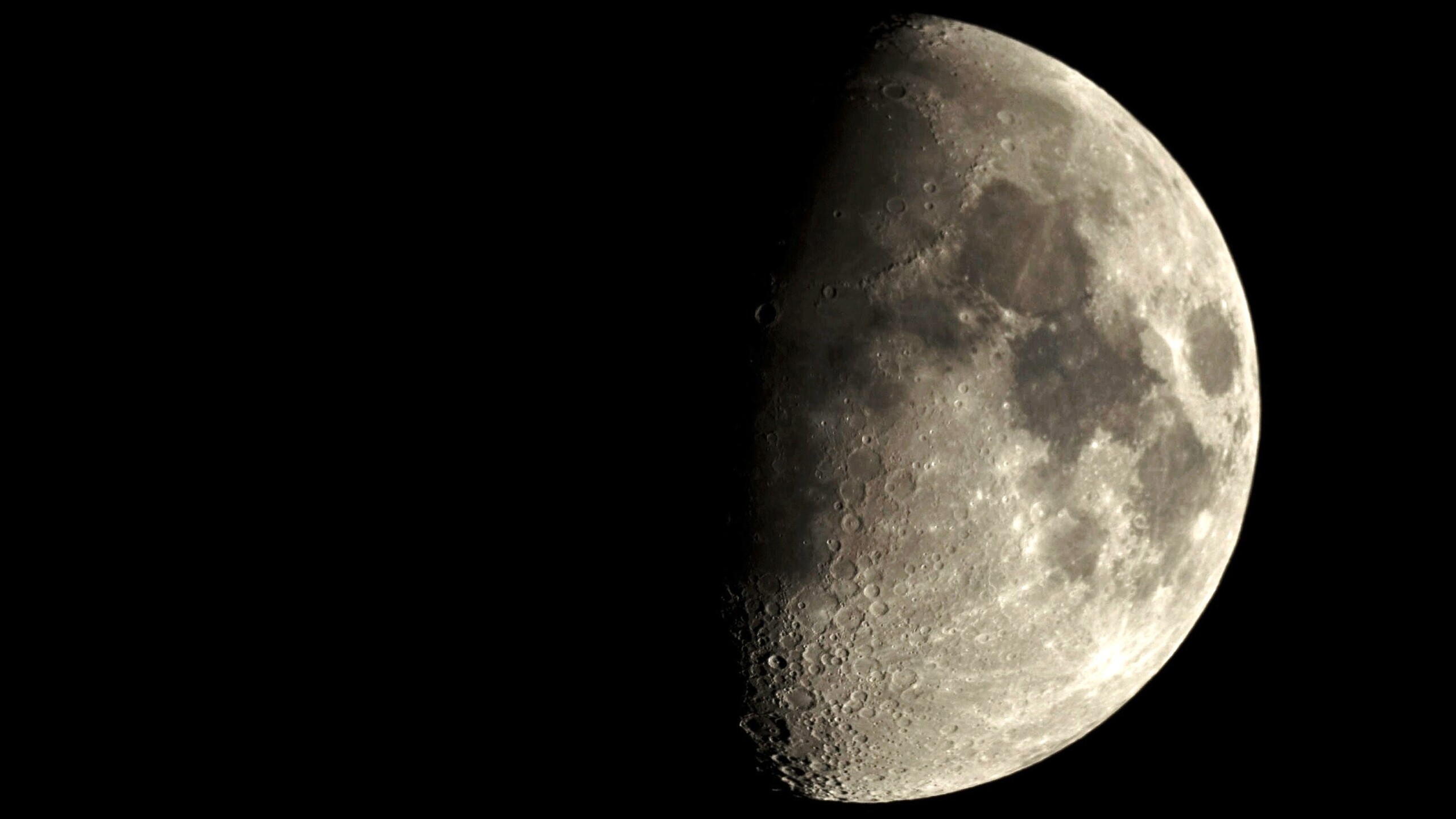 Vulkanismus auf dem Mond / Archivbild (cropped) / The Moon tonight by JanetR3 is licensed under CC BY 2.0. https://creativecommons.org/licenses/by/2.0