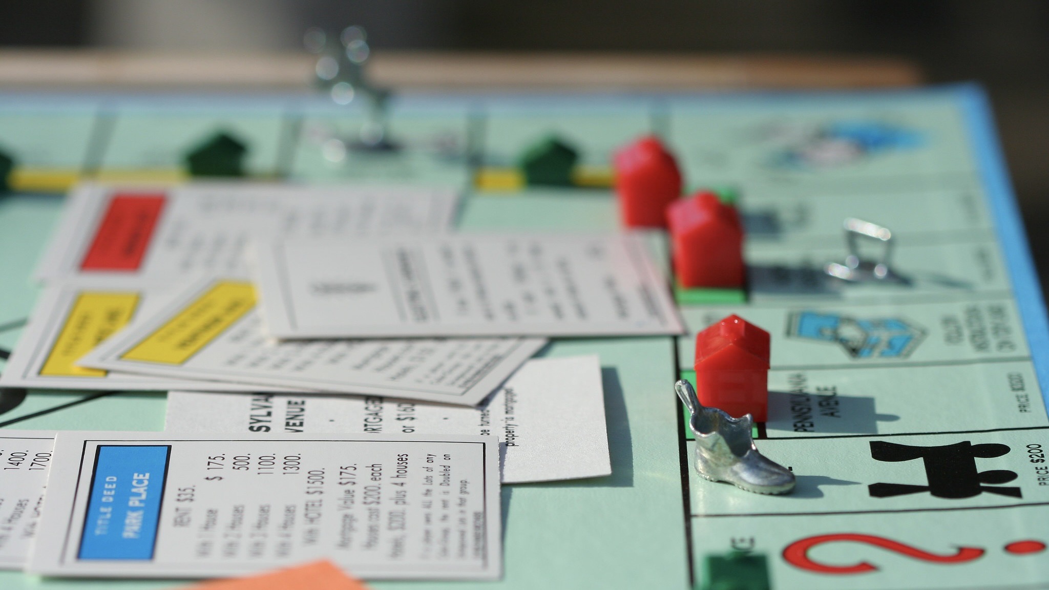 Monopoly bei Royals verboten / Symbolbild (cropped) / Monopoly by John-Morgan is licensed under CC BY 2.0. https://creativecommons.org/licenses/by/2.0