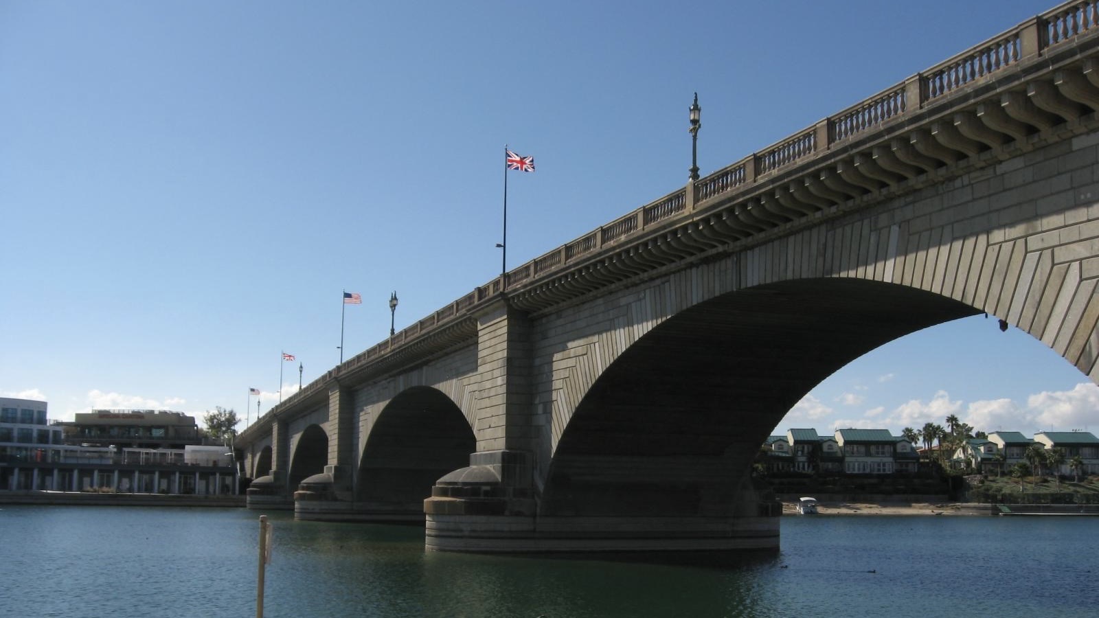 Originale London Bridge in Arizona / Archivbild (cropped) / London Bridge, Lake Havasu City, Arizona by Ken Lund is licensed under CC BY-SA 2.0. https://creativecommons.org/licenses/by-sa/2.0