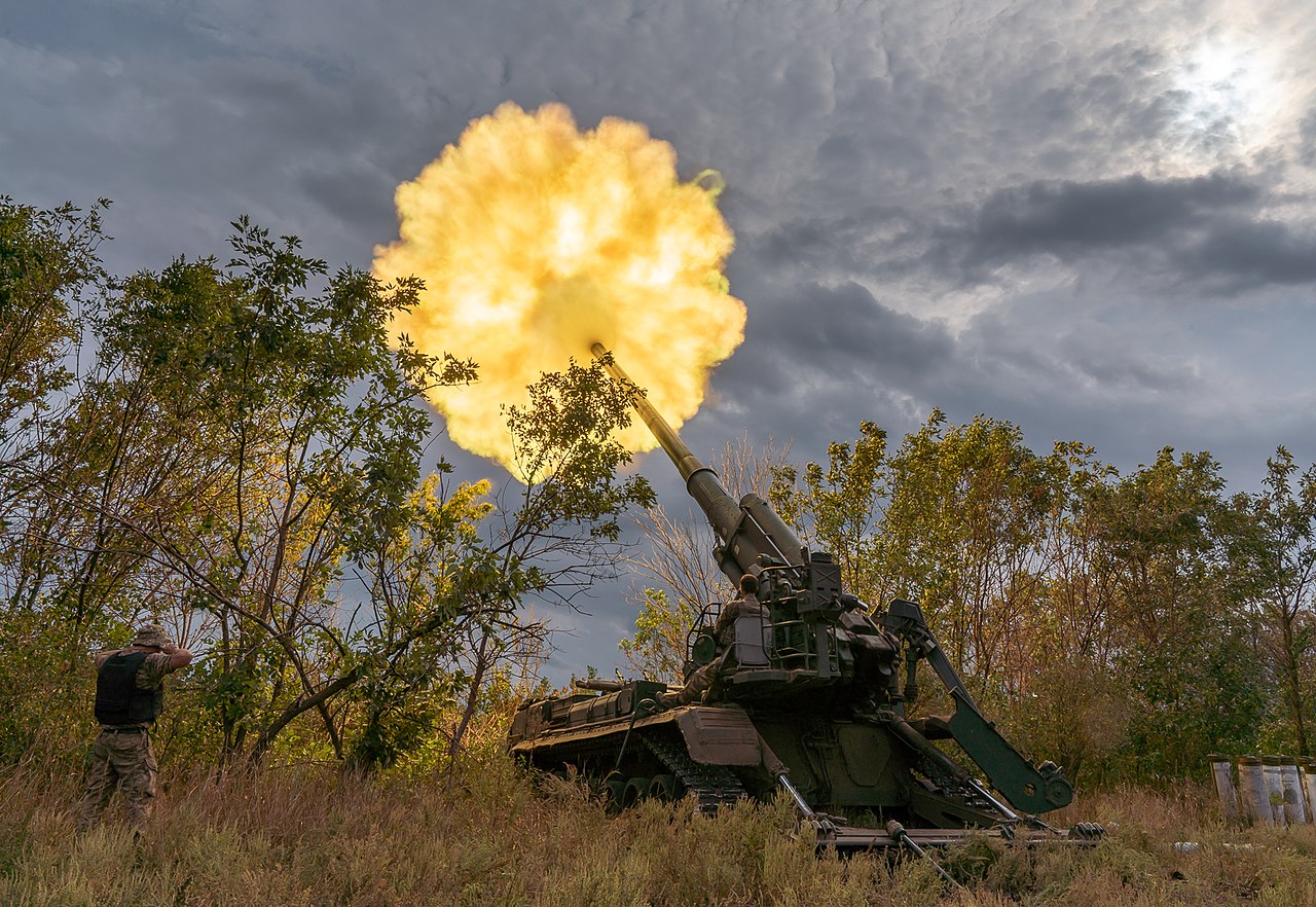 Pion Selbstfahrlafette / Archivbild zur Illustration / UA 43rd brigade firing 2S7 Pion 02 by 43rd Hetman Taras Triasylo Heavy Artillery Brigade is licensed under CC BY 4.0. https://creativecommons.org/licenses/by/4.0/