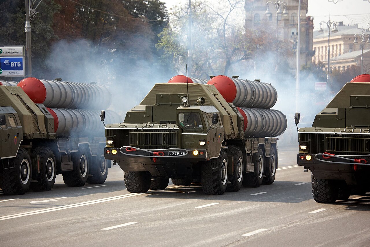 S-300SP Startfahrzeuge in Kiew / Archivbild / File:S-300P launchers on parade in Kiev.jpg by Michael is licensed under CC BY 3.0. https://creativecommons.org/licenses/