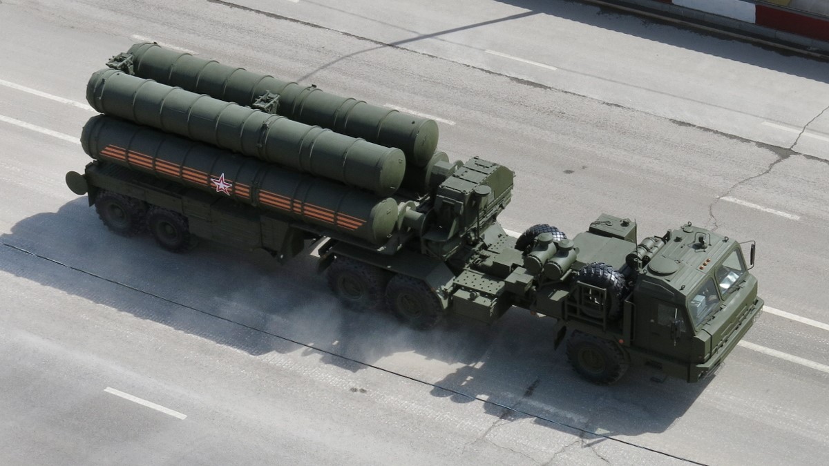 [S-400 (2015) / Archivbild (cropped) / By Boevaya mashina - Own work, CC BY-SA 3.0, https://commons.wikimedia.org/w/index.php?curid=110503005]