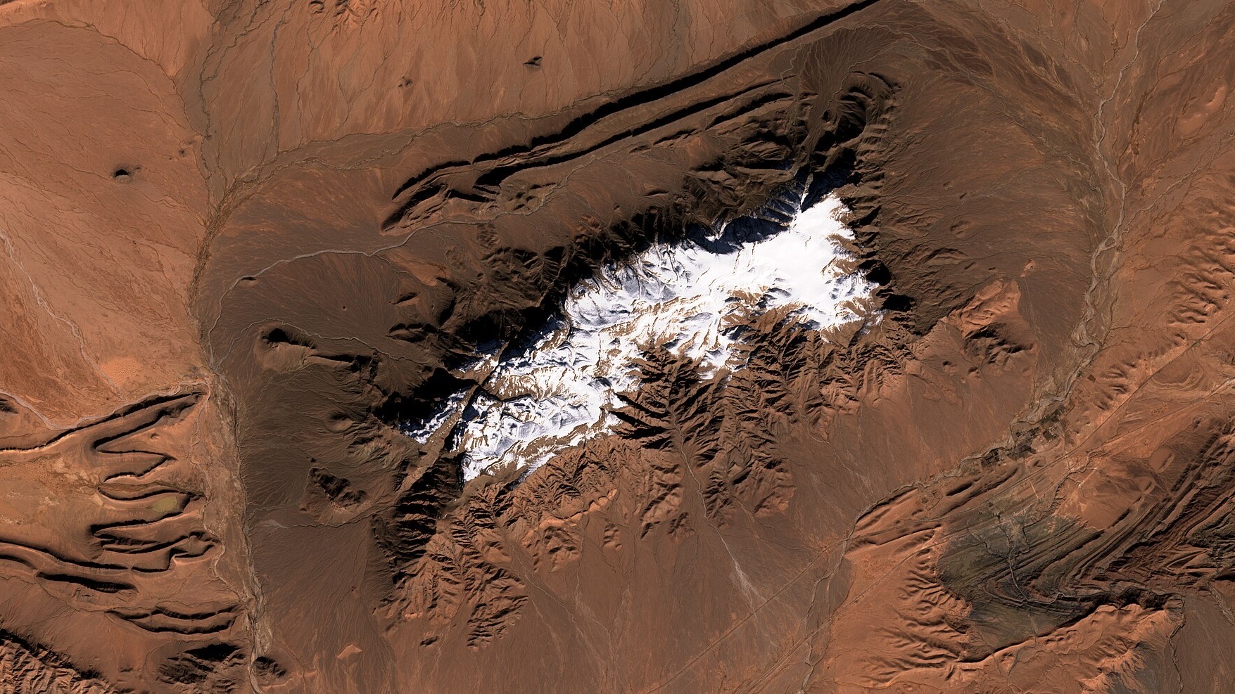 Schnee in Sahara / Archivbild (cropped) / Sentinel Hub, CC BY 2.0 , via Wikimedia Commons, https://commons.wikimedia.org/wiki/File:Sahara_Snow_(46200452834).jpg