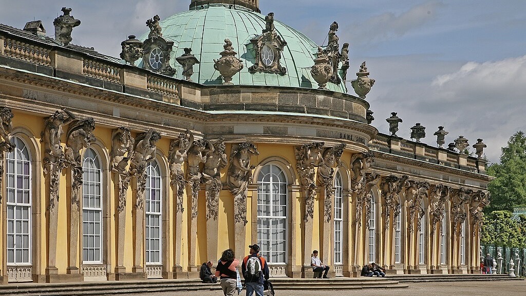 Schloss Sanssouci / Archivbild (cropped) / .00 2522 Schloss Sanssouci in Potsdam by W. Bulach is licensed under CC BY-SA 4.0.  https://creativecommons.org/licenses/by-sa/4.0