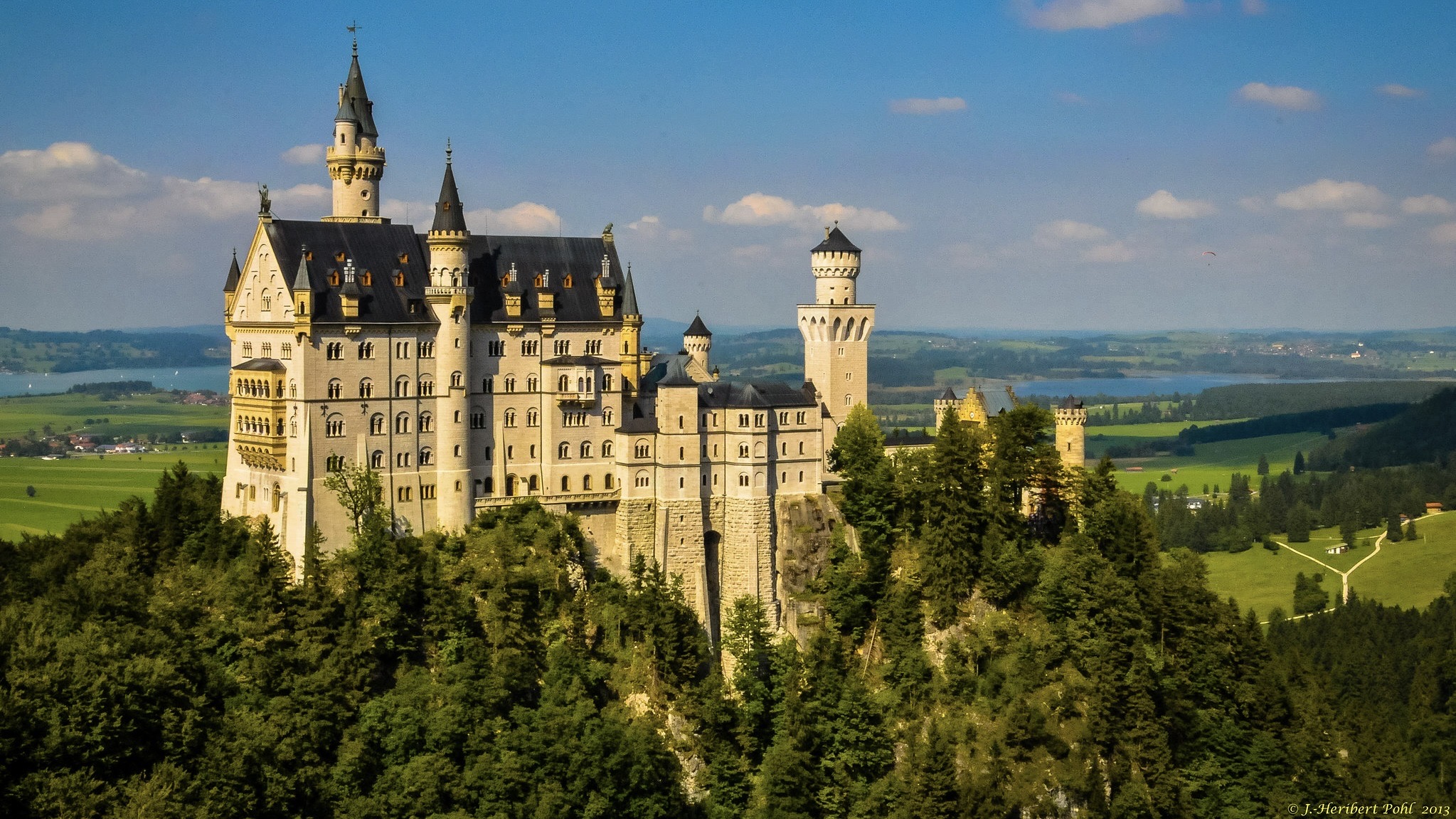 Schloss Neuschwanstein / Archivbild (cropped) / Schloss Neuschwanstein im Schwangau, Füssen, Ostallgäu-1-3 by Polybert49 is licensed under CC BY-SA 2.0. https://creativecommons.org/licenses/by-sa/2.0