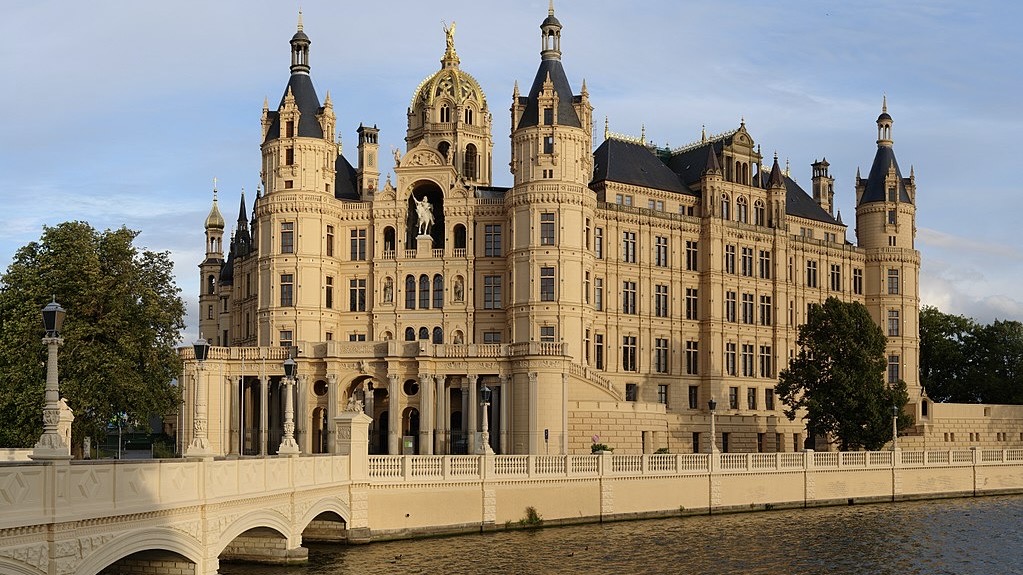 Schweriner Schloss / Archivbild (cropped) / 
Schwerin-Schloss-gp by User:Kolossos is licensed under CC BY-SA 3.0. https://creativecommons.org/licenses/by-sa/3.0