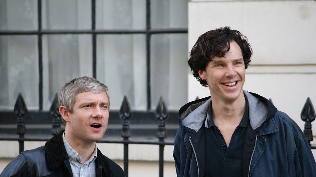 Cumberbach mit Sherlock Autor verwandt / Archivbild (cropped) / File:Martin Freeman + Benedict Cumberbatch.JPG by Saschaporsche is licensed under CC BY-SA 3.0. https://creativecommons.org/licenses/by-sa/3.0