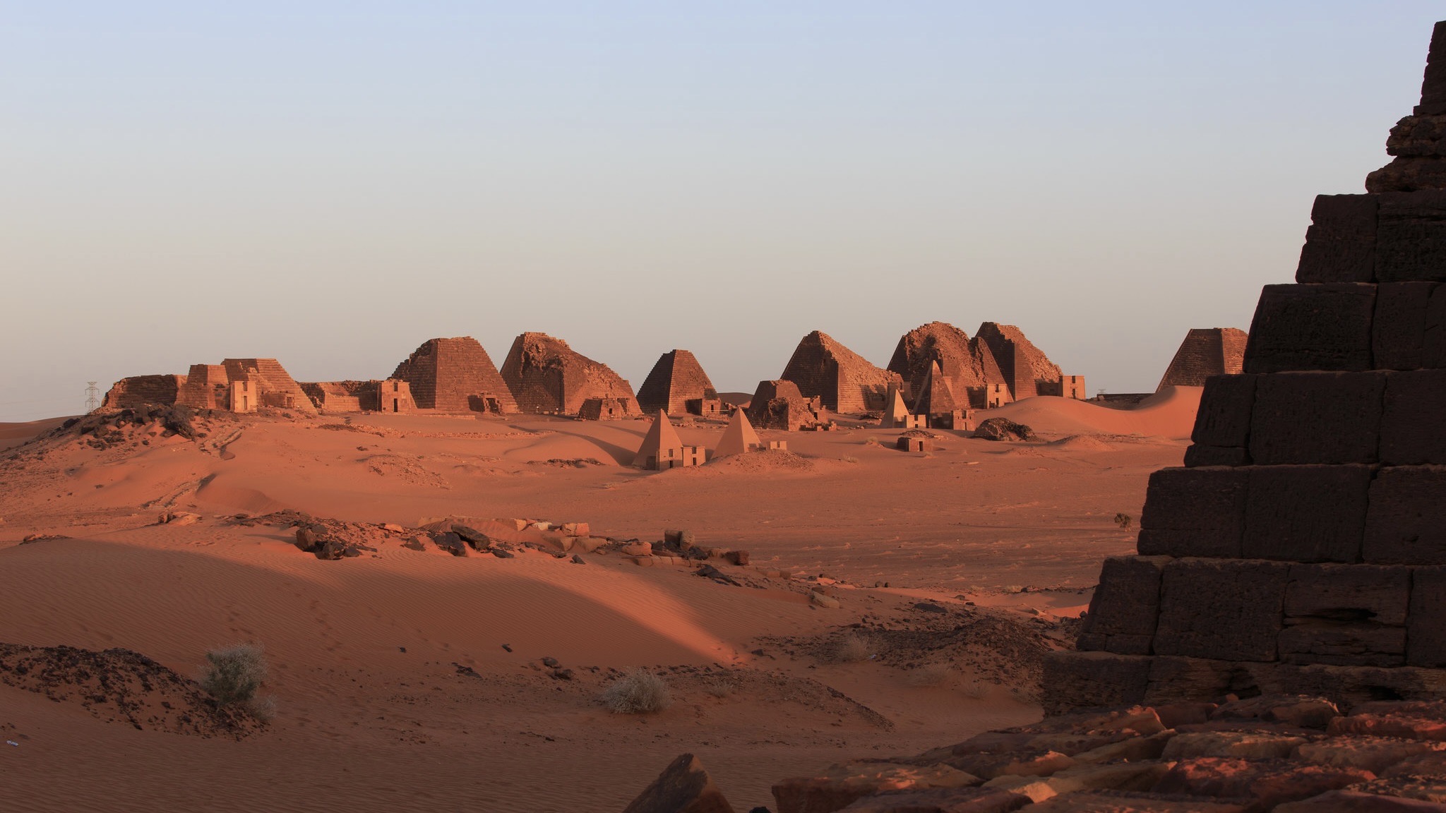 Sudan Pyramiden / Archivbild (cropped) / Meroe Pyramids at Sunrise, Sudan by valerian.guillot is licensed under CC BY 2.0. https://creativecommons.org/licenses/by/2.0