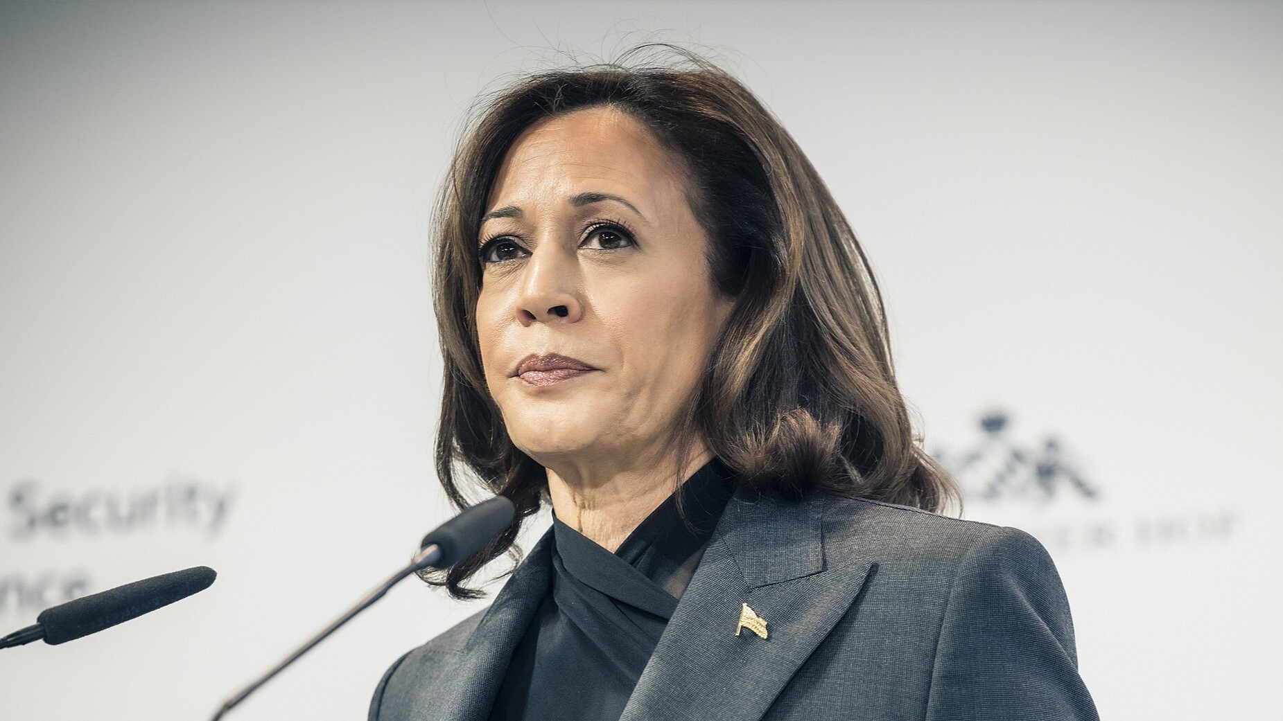 [Kamala Harris 2023 / Archivbild (cropped) / By MSC/Kuhlmann - https://securityconference.org/mediathek/album/munich-security-conference-2023/, CC BY 3.0 de, https://commons.wikimedia.org/w/index.php?curid=140424200]