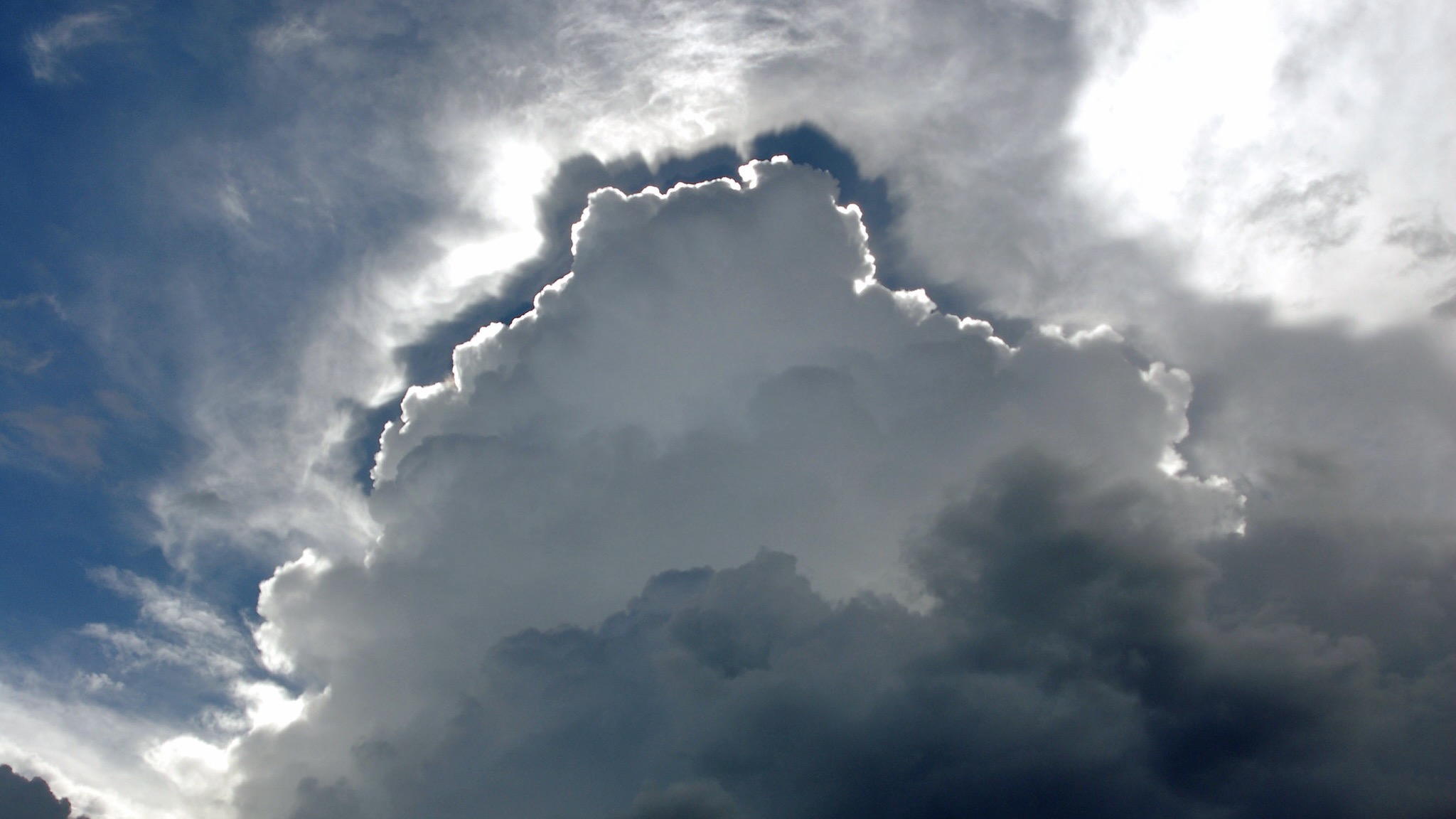 Wolke wiegt 1 Millionen Tonnen / Symbolbild (cropped) / Clouds by Elessar is licensed under CC BY 2.0. https://creativecommons.org/licenses/by/2.0