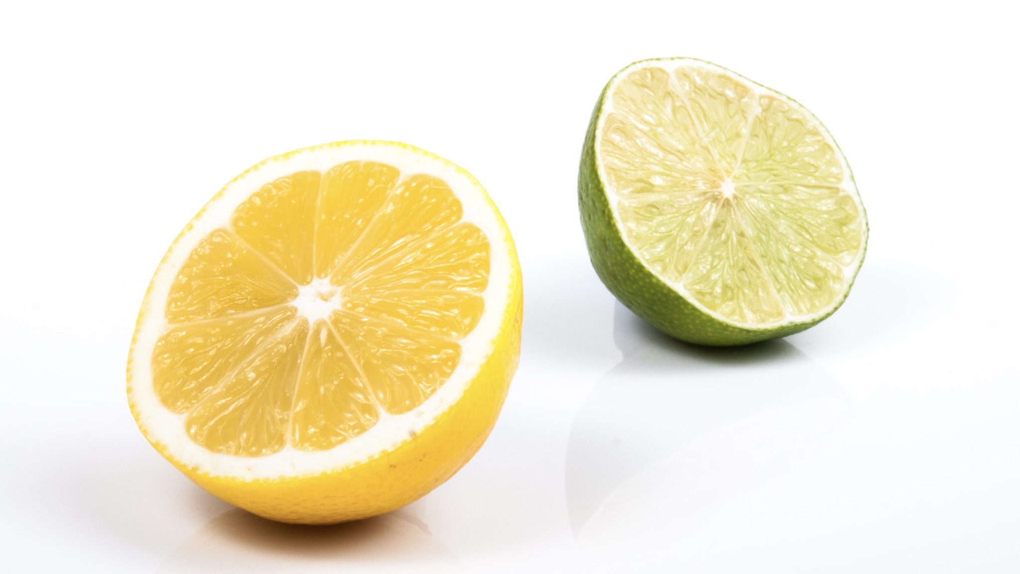 Zitrone Limone / Symbolbild (cropped) / Lemon and Lime by wwarby is licensed under CC BY 2.0.  https://creativecommons.org/licenses/by/2.0