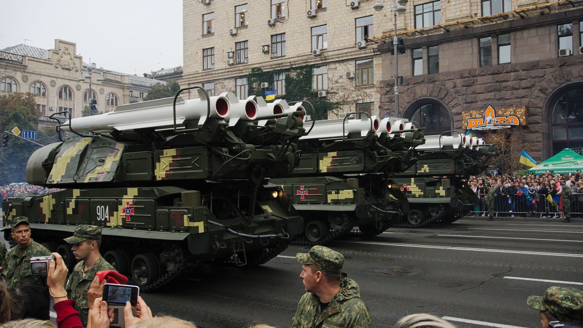 Buk-M1 bei einer Parade in der Ukraine / Archivbild / Парад техники / Equipment parade by spoilt.exile is licensed under CC BY-SA 2.0. https://tinyurl.com/ykwx799h (cropped)