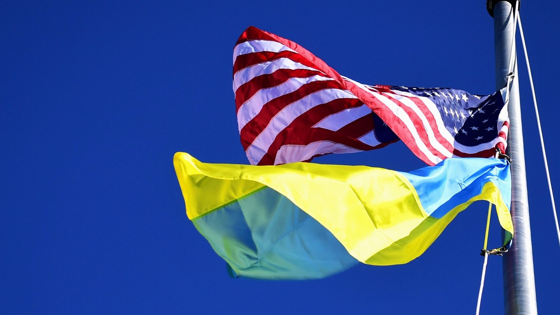 [Flaggen der USA und der Ukraine / Archivbild (cropped) / by Like us on Facebook at CAGuard is licensed under CC BY 2.0. https://creativecommons.org/licenses/by/2.0/]