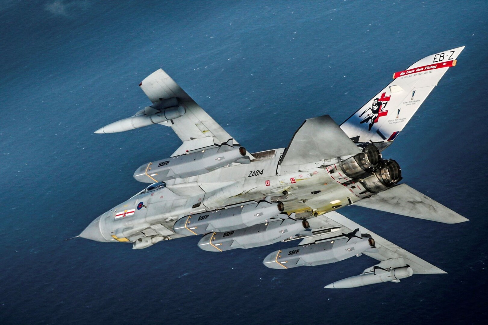 Storm-Shadow-Raketen an einem Tornado-Jet / Archivbild / 41 Squadron Panavia Tornado GR4, preparing to test fire four Storm Shadow missiles. by aeroman3 is marked with Public Domain Mark 1.0.