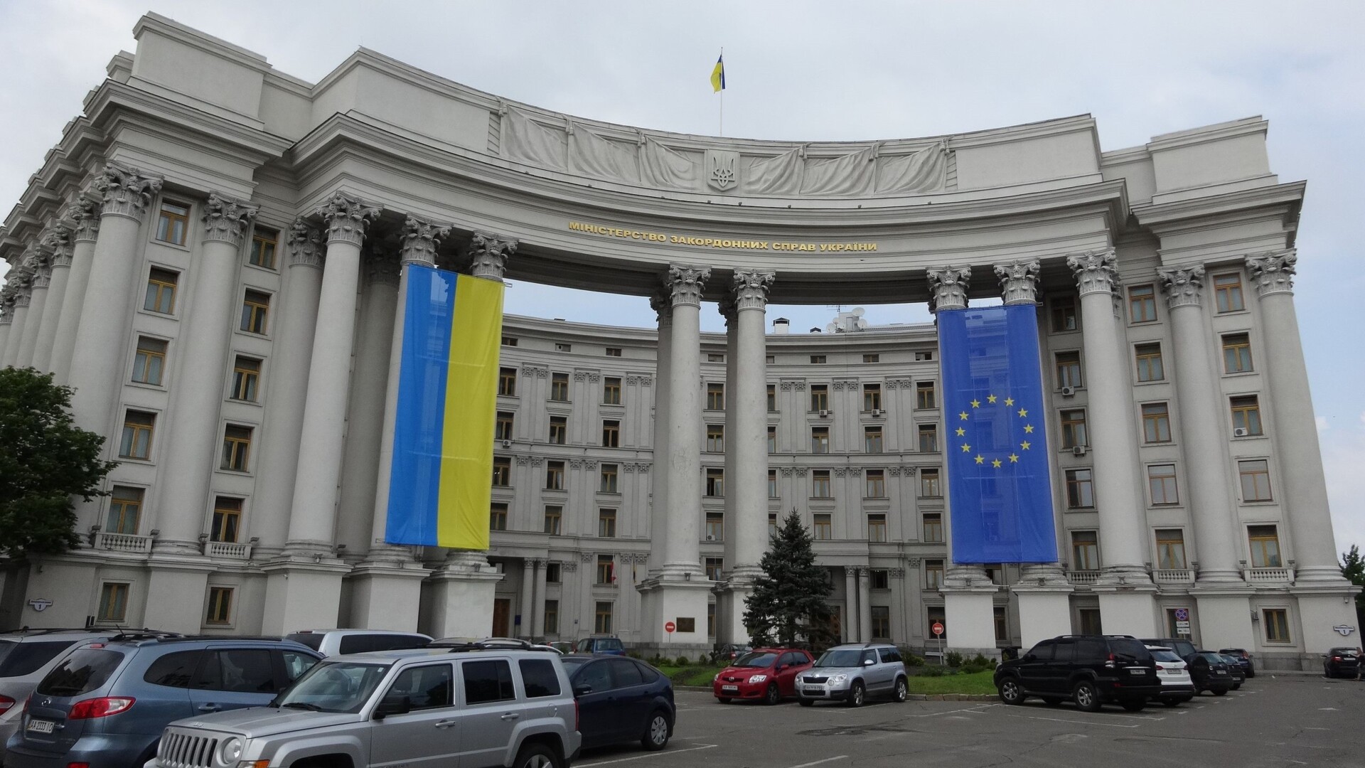 [Foto: Außenministerium der Ukraine mit EU-Flaggen / Archivbild (cropped) / by JøMa / CC BY-SA 3.0. / https://creativecommons.org/licenses/by-sa/3.0/]