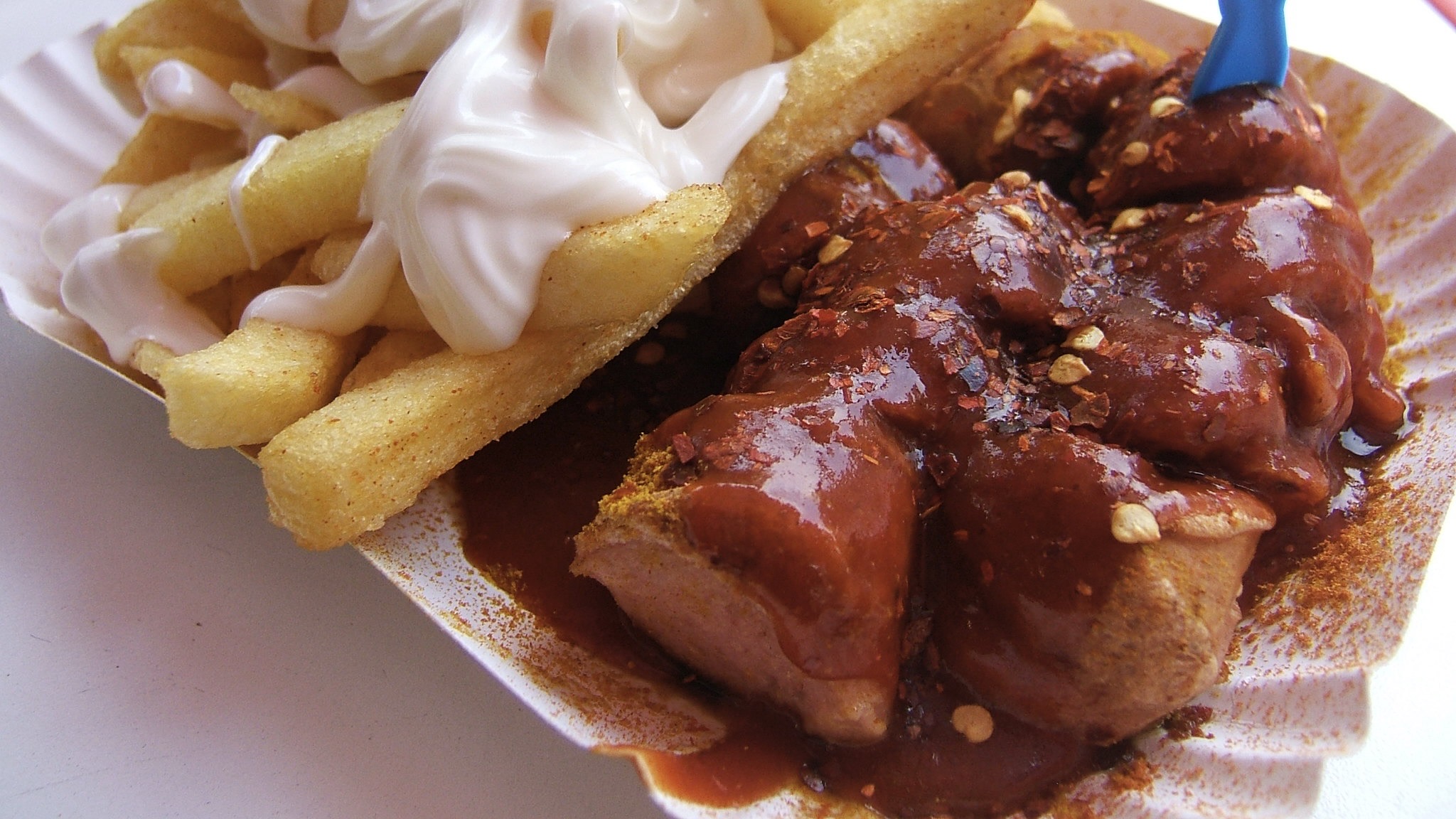 Currywurst / Archivbild (cropped) / Currywurst mit Pommes by WordRidden is licensed under CC BY 2.0. https://creativecommons.org/licenses/by/2.0